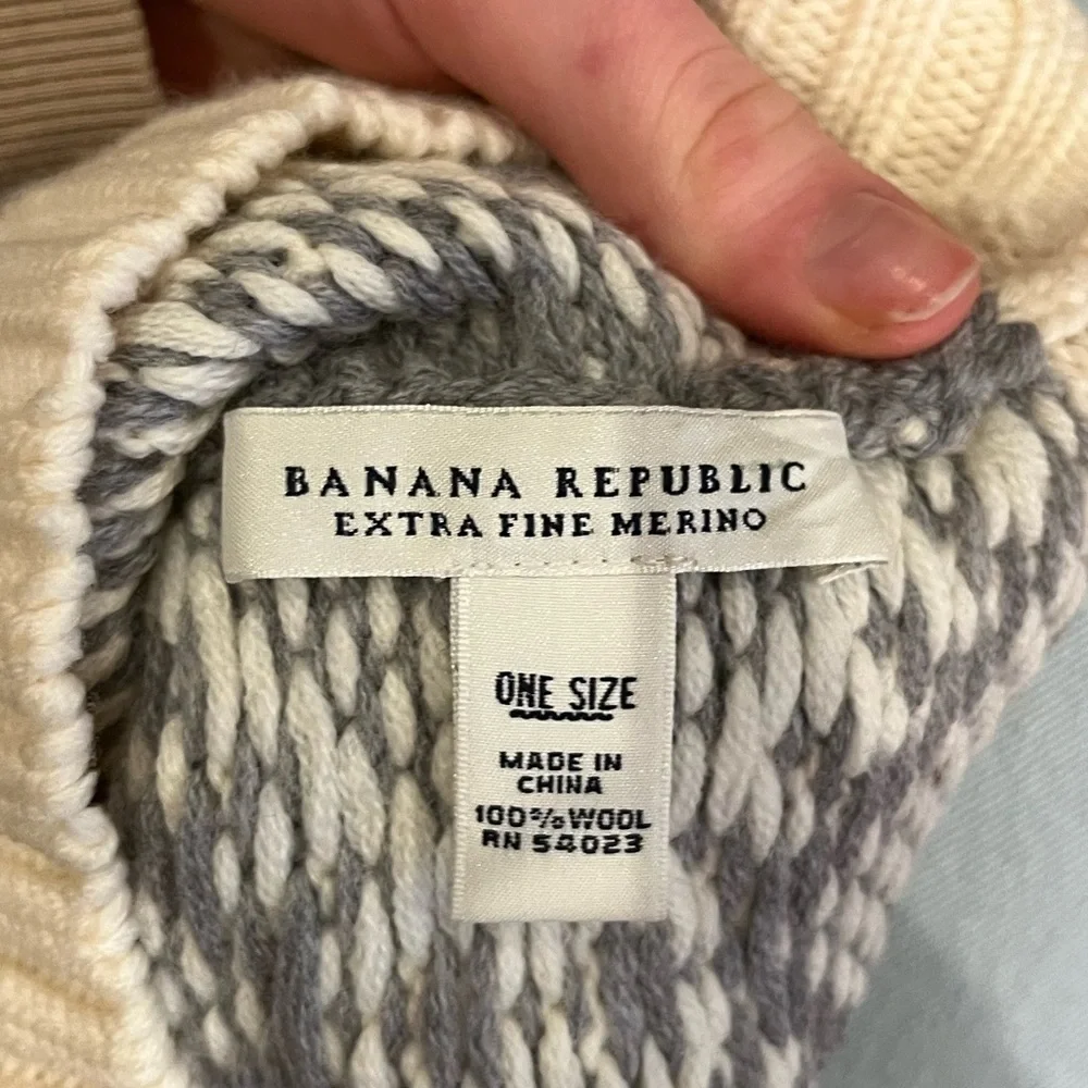 Banana Republic Extra Fine Merino Wool Knit Beanie with Pom Pom Detailing Hat